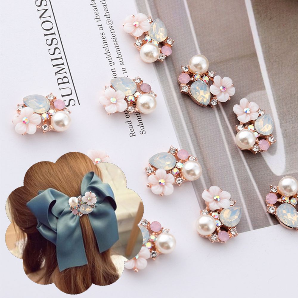 Sew On Rhinestone - 10 ชิ้น อุปกรณ์ตกแต่งเสื้อผ้าแบบแบนสำหรับเย็บติด กระดุมลายดอกไม้ หัวเข็มขัดเสื้อผ้า ปิ่นปักผมมุก